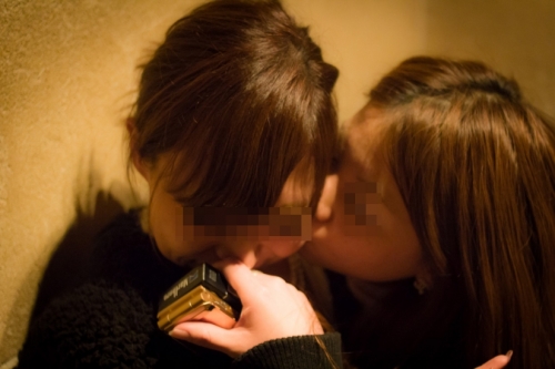 【レズ画像】百合っぽい可愛いキスやガチレズなディープキスをする女同士のカップルエロすぎワロタｗｗｗ1
