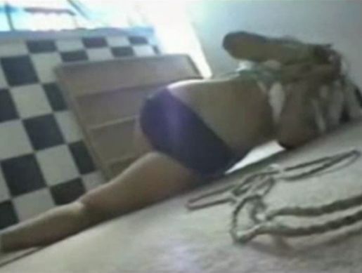体操服を着た少女がマングリがえしされバイブ陵辱画像